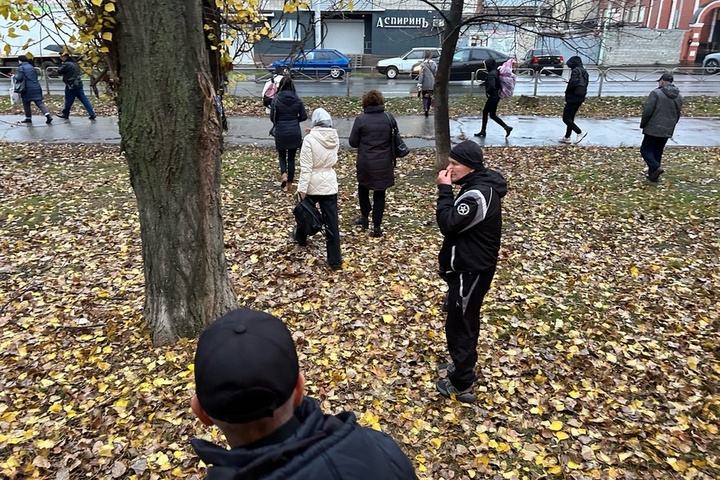 «Проблемы с транспортом уже становятся обыденностью для Саратова»: в дождливое утро горожане вновь опаздывают на работу из-за простоя трамваев