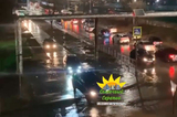 В Солнечном машины объезжают затопленный участок дороги по тротуару