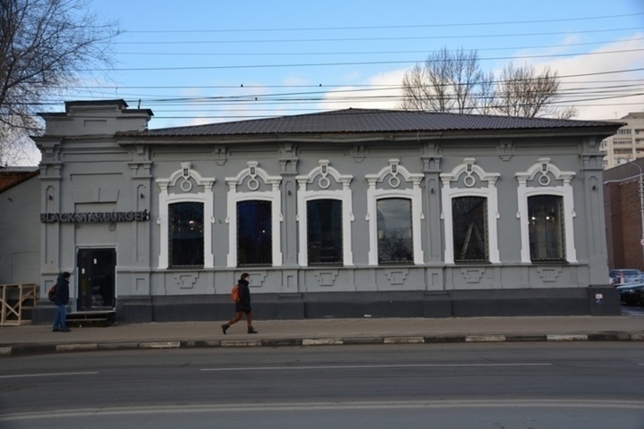 Богадельню, самовольно перекрашенный ради бургерной дом и ещё три здания в центре Саратова рекомендовано признать памятниками