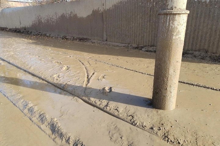 В Елшанке тротуар залило потоками жижи со стройплощадки новых домов: дети бредут в школу по колено в грязи