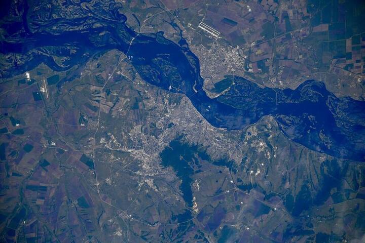 Три моста, СКАД и «Гагарин»: российский космонавт опубликовал новые фото Саратова, Энгельса и других городов на Волге с борта МКС