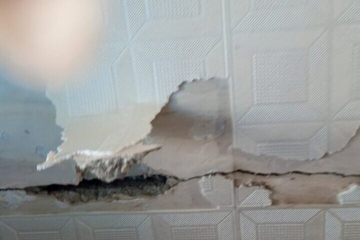 Рассказавшая об опасностях проживания в аварийном доме саратовчанка теперь жалуется на «давление и запугивание» со стороны властей