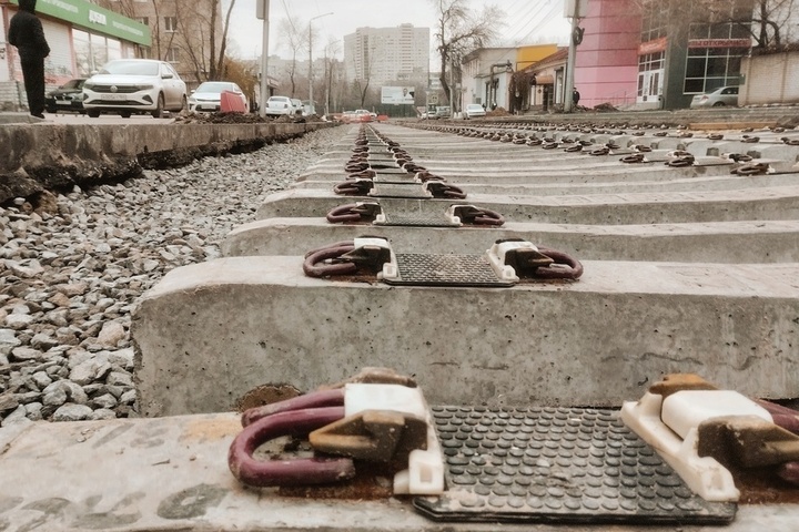 В центре Саратова на небольшом участке начали раскладывать шпалы для не скоростного трамвая (ранее было заявлено, что это — крест на реализации проекта)