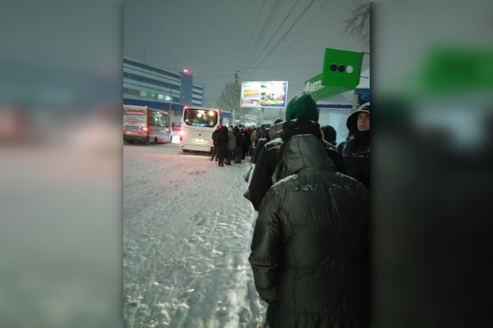 Снегопад. Саратовцы вынуждены стоять в огромных очередях на общественный транспорт, чтобы добраться до работы
