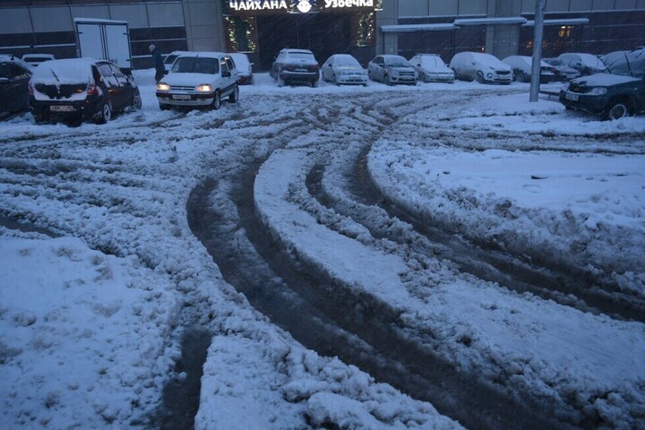 Сильный снегопад. В Саратове на дорогах — более десятка ДТП, водителей просят не садиться за руль