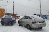 В снегопад десятки автолюбителей выстроились в очереди к шиномонтажным мастерским