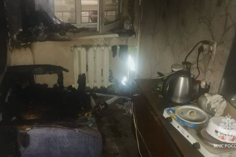 На пожаре в пятиэтажке в Балаково пострадал молодой мужчина