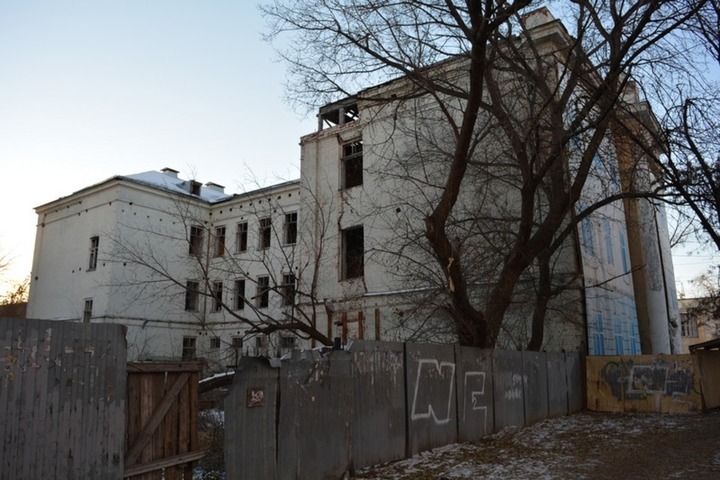 Никто не захотел за 380 миллионов рублей ремонтировать бывшее здание школы в центре Саратова. Но заказчик не сдается