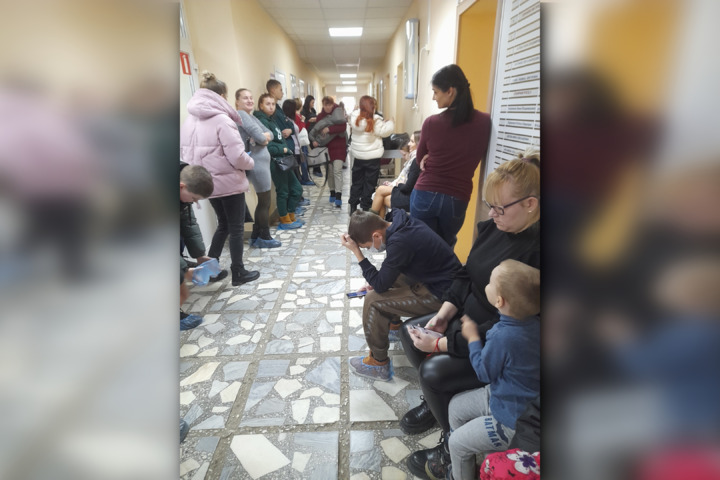 Саратовчанка рассказала, что в детской поликлинике здоровым детям приходится стоять в очереди с болеющими: комментарий главврача