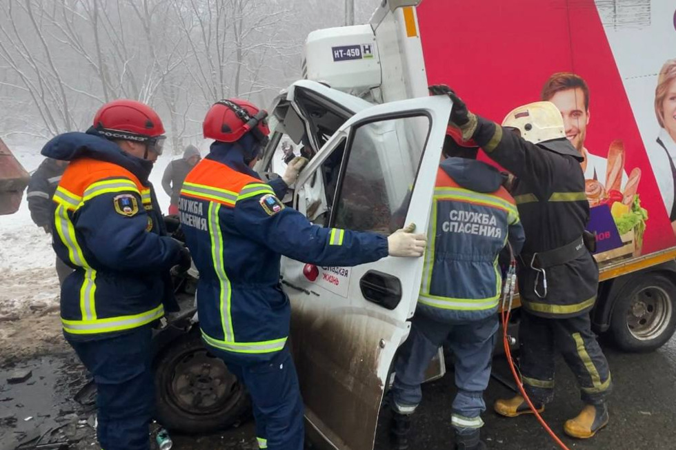 В Саратове столкнулись грузовик и «ГАЗель». Молодого водителя пришлось вырезать из покореженного авто