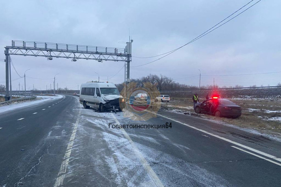 Авария с автобусом, перевозившим работников аэропорта «Гагарин»: сначала в медучреждения доставили восемь человек, сейчас в больнице находится один