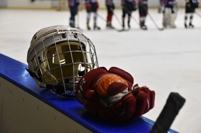 «Да, он бывет грубоват»: родители воспитанников хоккейной школы «Кристалл» поделились своим мнением о конфликтной ситуации с тренером