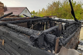 Житель Вольска решил, что когда-то переплатил за сломанный забор соседу и спалил его дом
