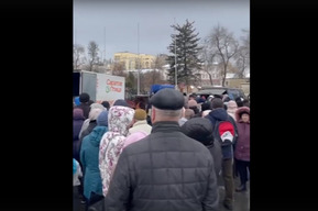 Саратовцы стоят в огромных очередях, чтобы купить яйца дешевле 100 рублей