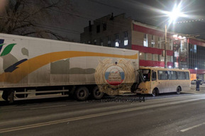 В Ленинском районе маршрутка врезалась в припаркованный грузовик: есть пострадавшие 