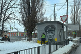 В соцсетях бурно обсуждают фотографию, на которой мужчина в жилете коммунальщика справляет нужду на трансформаторную будку с изображением Героя Советского Союза в Саратове
