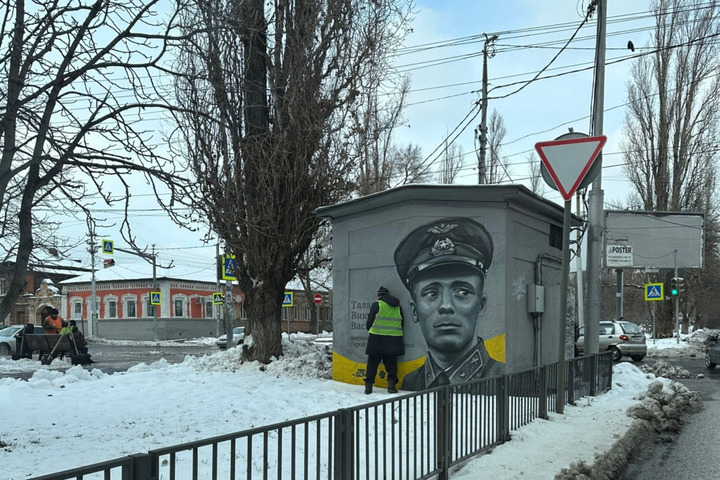 В соцсетях бурно обсуждают фотографию, на которой мужчина в жилете коммунальщика справляет нужду на трансформаторную будку с изображением Героя Советского Союза в Саратове