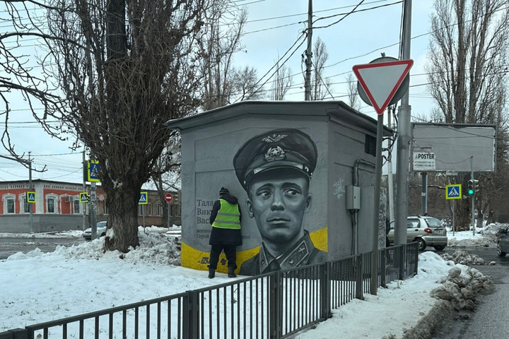 Мужчина в одежде коммунальщика справил нужду на мурал с изображением Героя Советского Союза: подано заявление в полицию