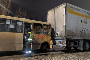 Стало известно о состоянии пассажирок, пострадавших в аварии с грузовиком и маршруткой №75 в Саратове