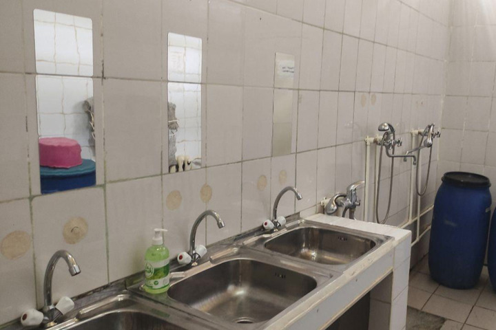 Уполномоченный по правам ребёнка рассказала о «крайне неудовлетворительном состоянии» туалетов в психиатрической больнице (фото)