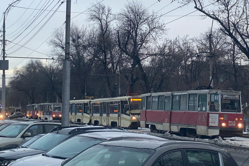 «Ничего не меняется»: утро в областном центре началось с простоя трамваев и троллейбусов