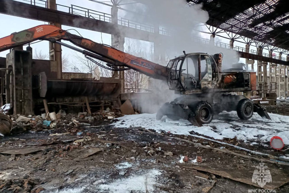 В областном центре горел экскаватор в частной фирме, в Пугачеве — машины на улице