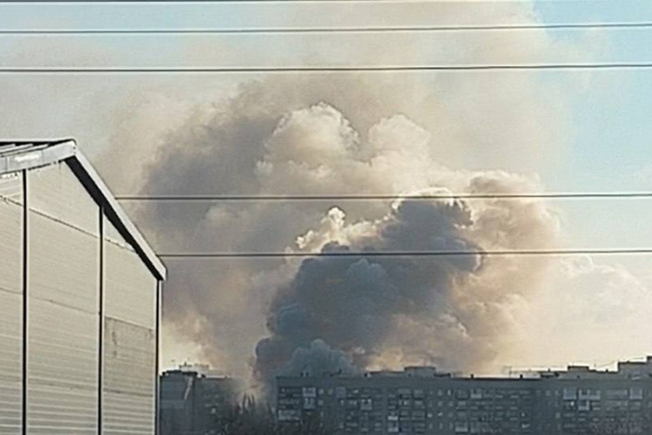 В Ленинском районе тушат крупный пожар, столб густого дыма поднимается над многоэтажками