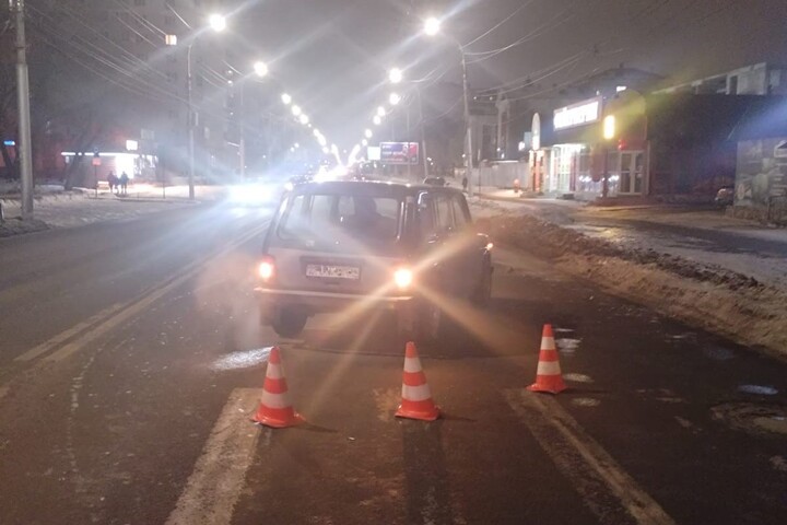 На проспекте Энтузиастов водитель «Нивы» на пешеходном переходе сбил молодого человека