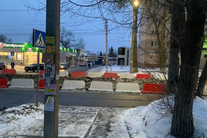 Переход через трамвайные пути на Огородной завалили разбитым асфальтом. Фото