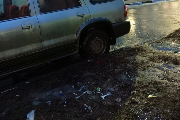 «Халатность или случайность?»: рядом с поликлиникой в Елшанке заметили опасные отходы