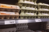 Яйца стали самым подорожавшим продуктом перед Новым годом в регионе: за неделю цены выросли ещё на 8%, за три месяца — на 50 рублей