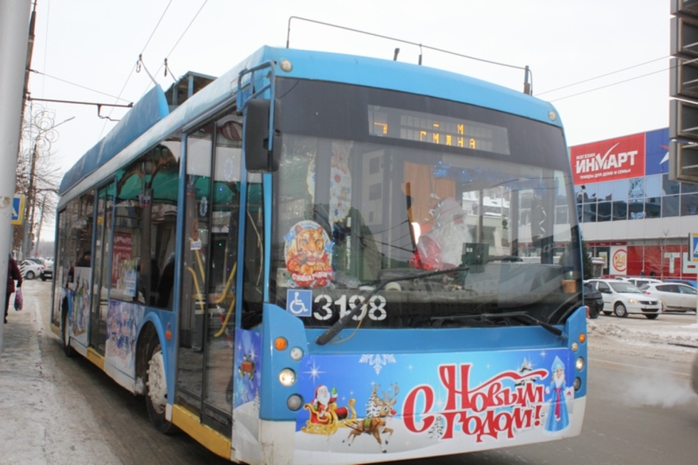 На улицах Энгельса появился троллейбус, которым управляет Дед Мороз