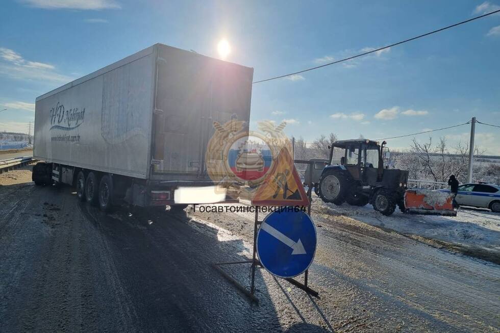 В Гагаринском районе фура врезалась в снегоуборочный трактор: есть пострадавший