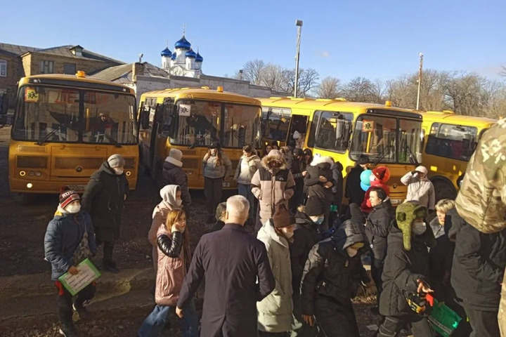 В ЛНР встретили автобус с детьми из саратовской инфекционной больницы