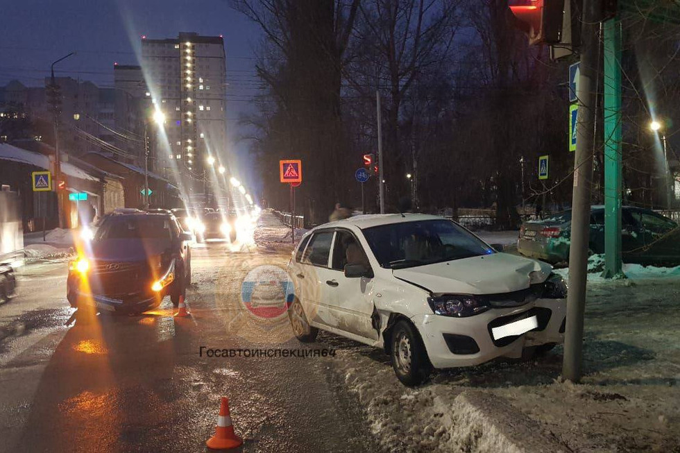 На Астраханской отечественную легковушку отбросило в столб после столкновения с иномаркой. Пожилой водитель в больнице