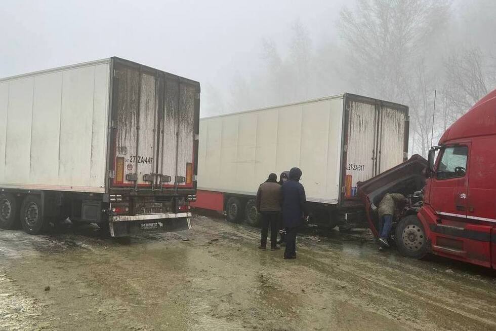 В массовую аварию на федеральной трассе в Саратовской области попали 8 автомобилей, в том числе шесть фур