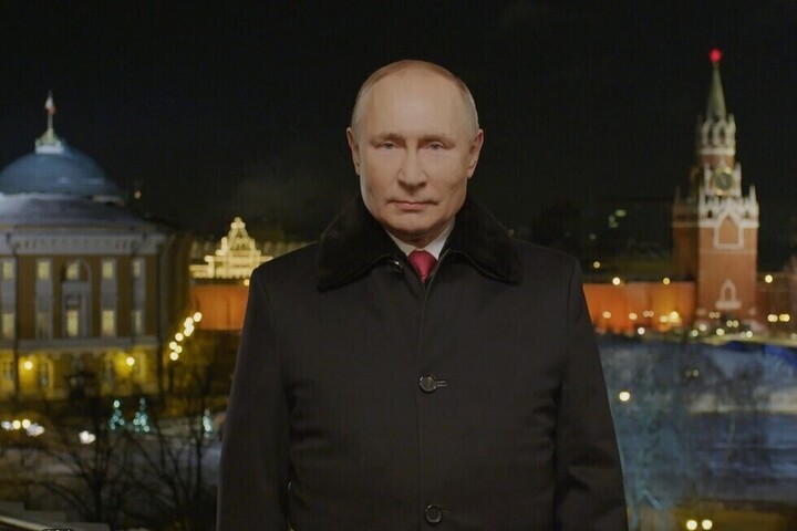 Владимир Путин поздравил россиян с Новым годом на фоне Кремля