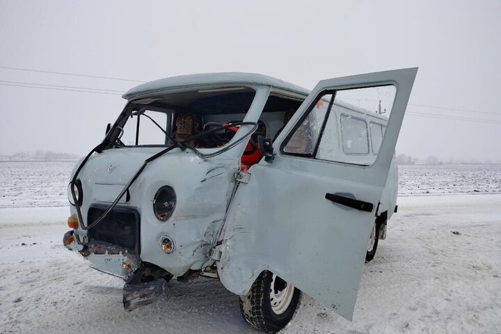 Под Татищево иномарка столкнулась с УАЗом: пострадавшую не довезли до больницы