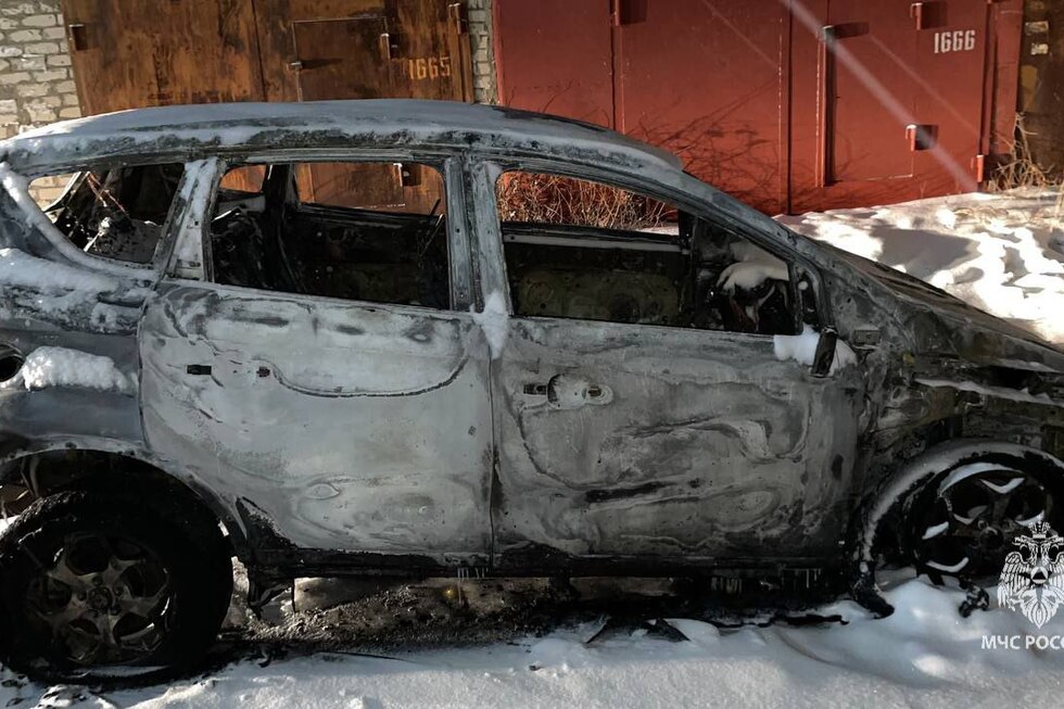 Мужчина получил ожог руки из-за загоревшейся машины в гаражах в Балаково