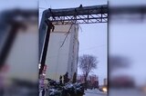 После ЧП в Энгельсе, в котором пострадала женщина, над пешеходной дорожкой осталась висеть на проводах крупная ветка дерева