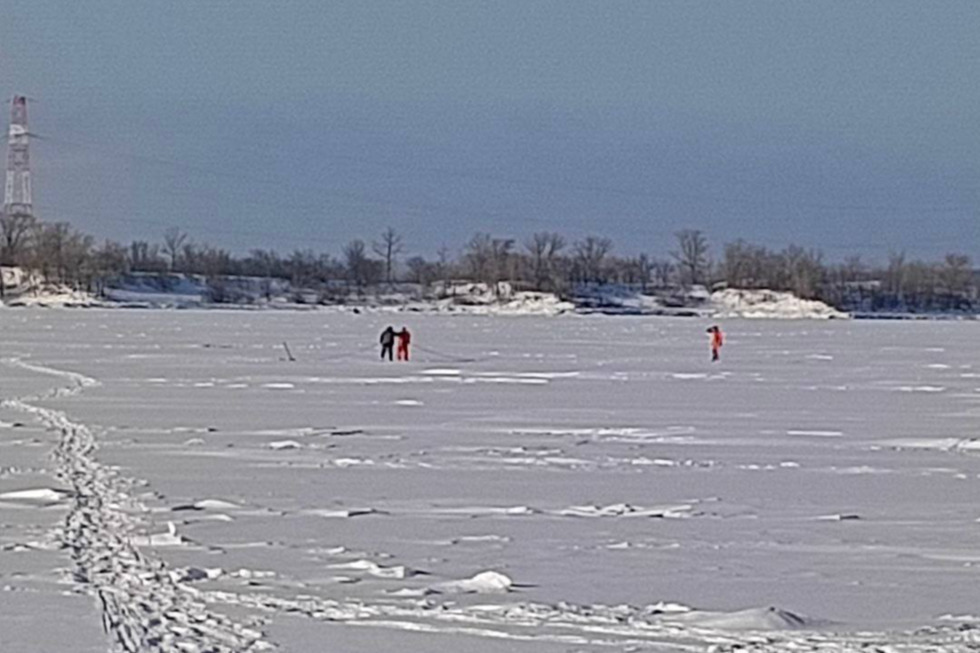 Возле балаковской ГЭС мужчина провалился под лёд и умер