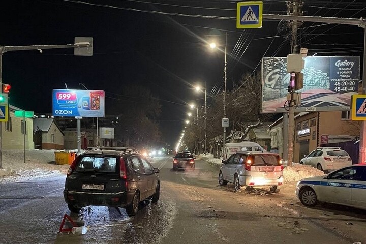 Два человека пострадали в столкновении иномарок в центре города