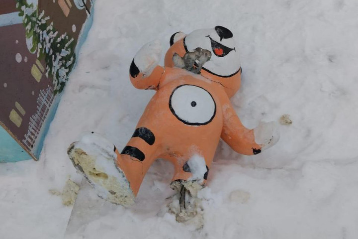 В Аткарске неизвестные повредили фигурки тигра и снеговика. Виновников ищет полиция