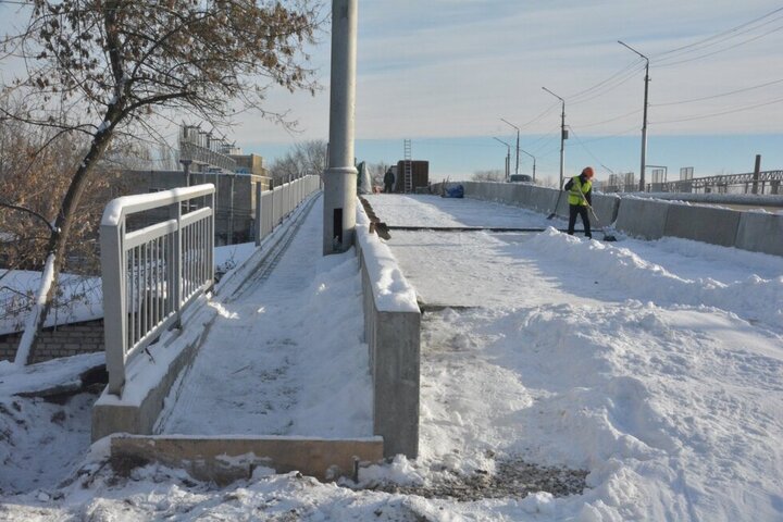 В Саратове рабочие продолжают ремонт путепровода, хотя контракт был расторгнут в прошлом году