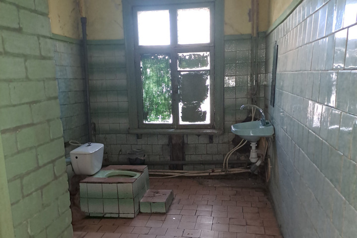 За 56 тысяч рублей выставлен на продажу туалет в здании, принадлежащем администрации