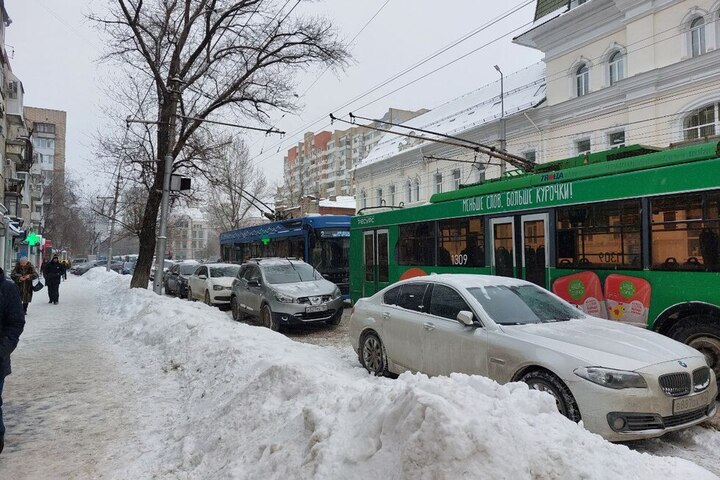 Неисправный «десятирублевый» автобус заблокировал движение в самом центре Саратова