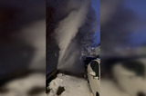 «Гейзер» заливает машины в Ленинском районе (видео)