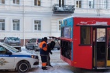 Неисправный автобус второй день подряд парализует движение в самом центре Саратова