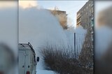 Авария на теплосетях в Энгельсе: возле многоэтажки забил фонтан горячей воды