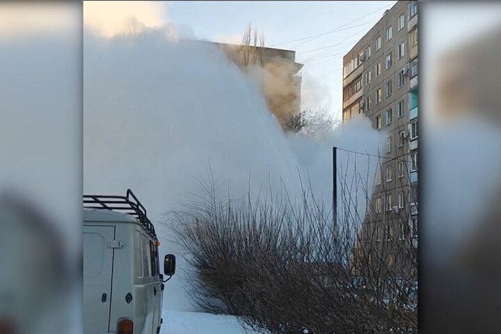 Авария на теплосетях в Энгельсе: возле многоэтажки забил фонтан горячей воды